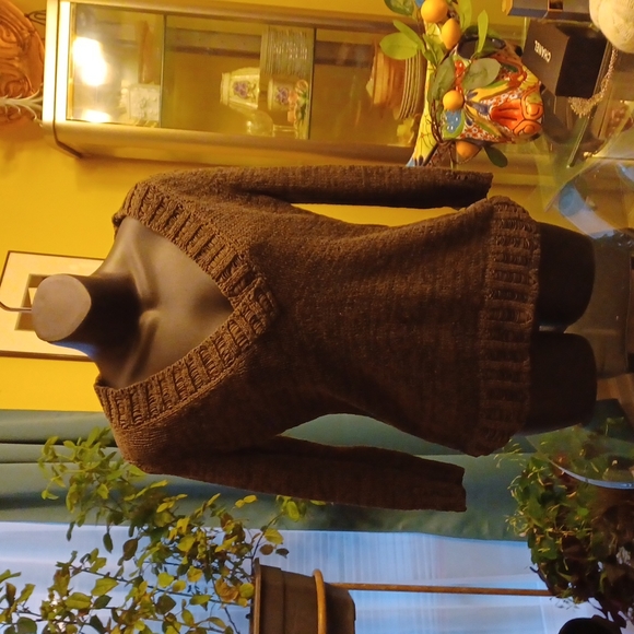 DKNY jeans,army green,3/4 sleeve sweater.Sz.M